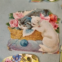 2 katte i kurv med lysrøde roser og blåt garnnøgle, gammelt glansbilleder.